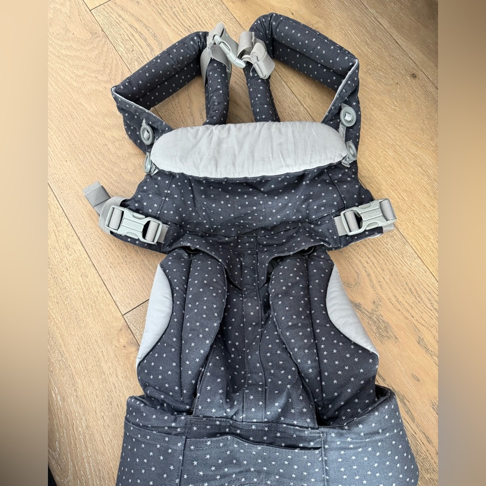 Worn once ergo Omni 360 in starry skies